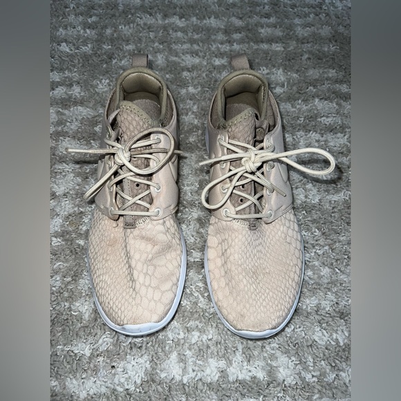 Nike Beige Snakeskin Roshe Runs - Picture 2 of 7
